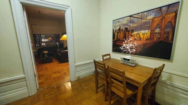 Building Photo - 140 W 69th St