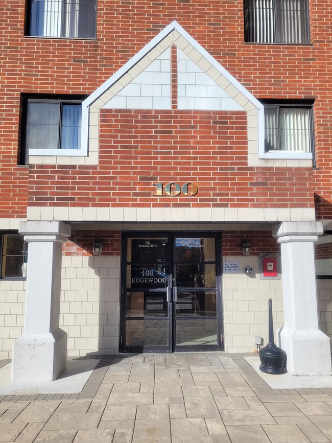 Building Photo - 100 Ledgewood Dr