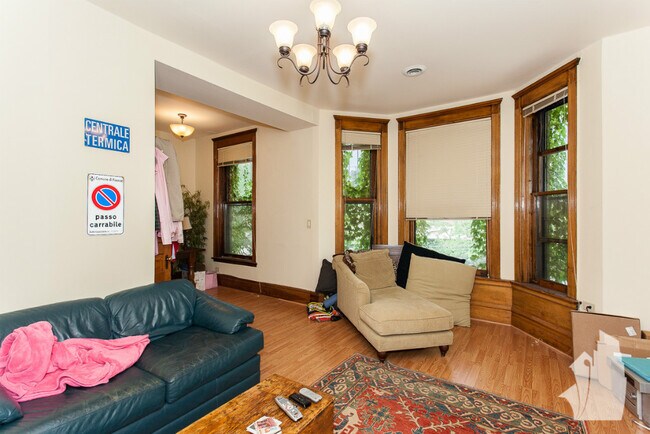 Foto del edificio - 815 W Wellington Ave