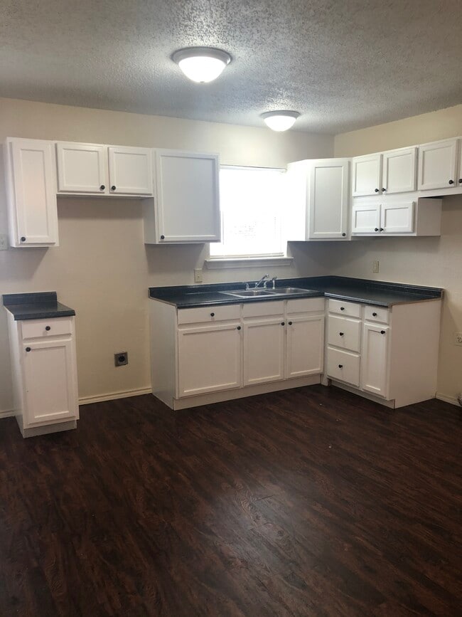 Building Photo - Renaissance Village Apartments & Duplexs
