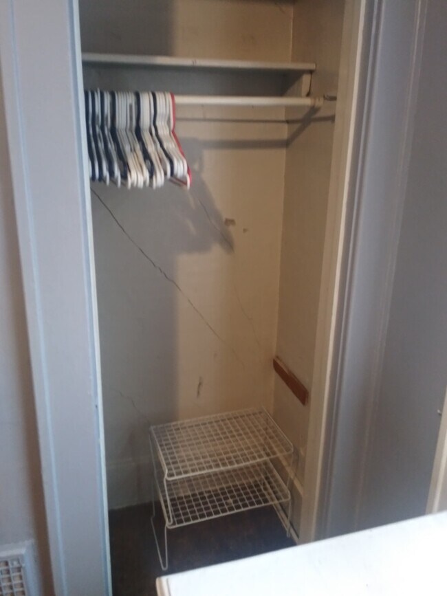 Foto del edificio - 916 Ackerman Avenue, Unit Room 8