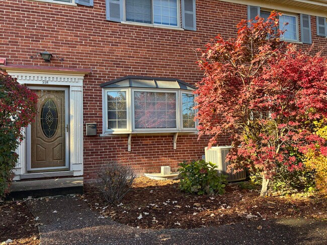 Foto del edificio - 558 Green Bay Rd