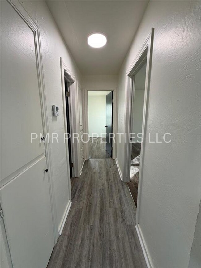 Building Photo - 2 Bedroom /1 Bathroom- House