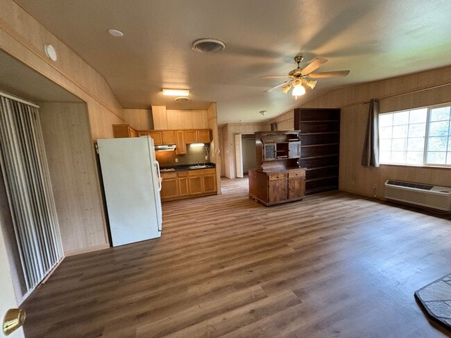 Building Photo - Great Studio in Mariposa