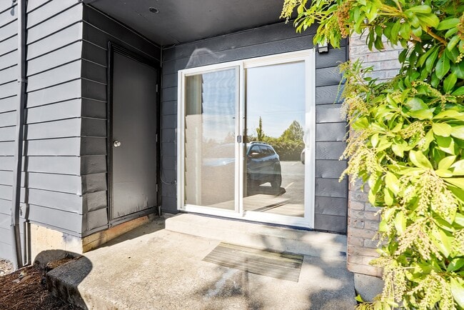 Building Photo - Royal Pines