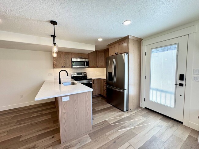 Building Photo - 698 S Lake View Dr