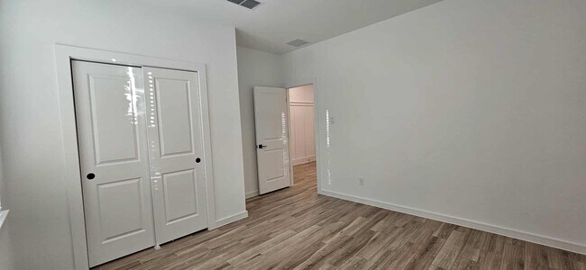 Foto del edificio - 8434 Bay Oaks Dr