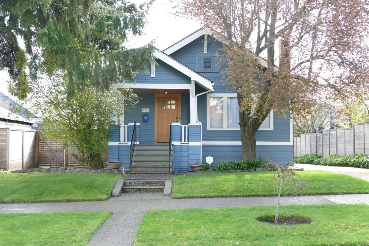Foto principal - Gorgeous Sunset Hill Home - 2 Bedrooms + B...