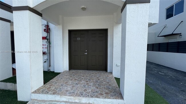 Foto del edificio - 318 E 6th St