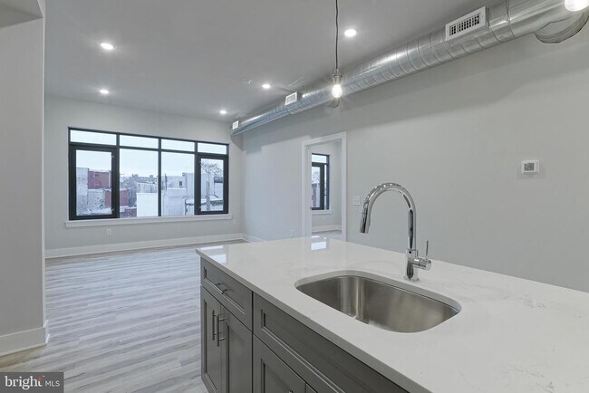 Building Photo - 2440 Kensington Ave