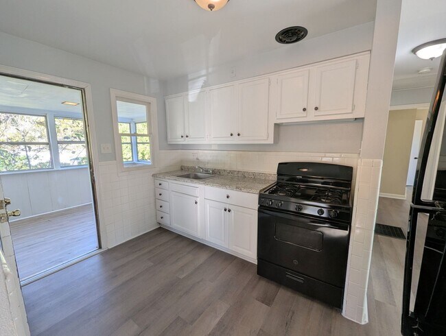Foto del edificio - Live in Bliss - 3 Bed, 1 Bath