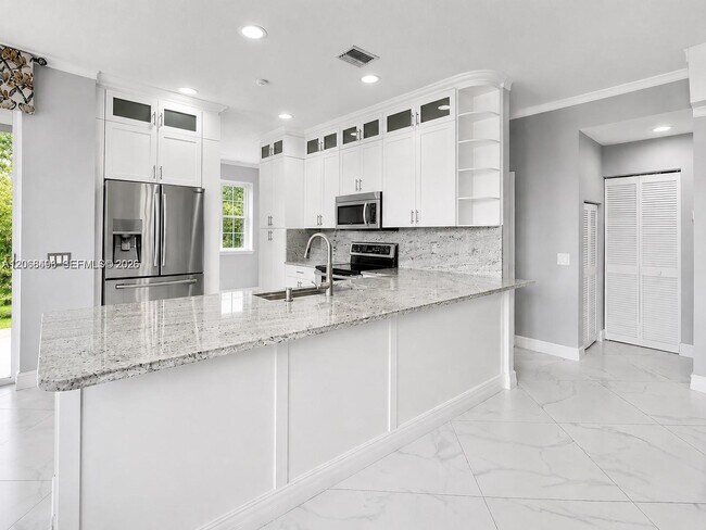 Foto del edificio - 963 Falling Water Rd