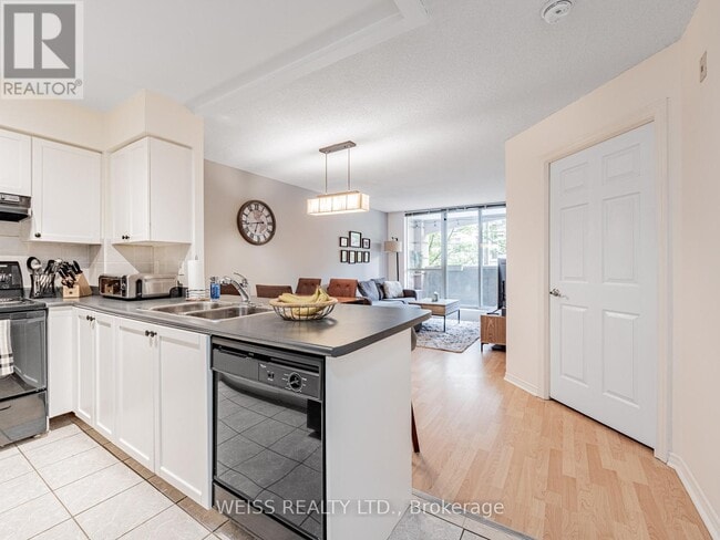 Building Photo - 300-300 Balliol St
