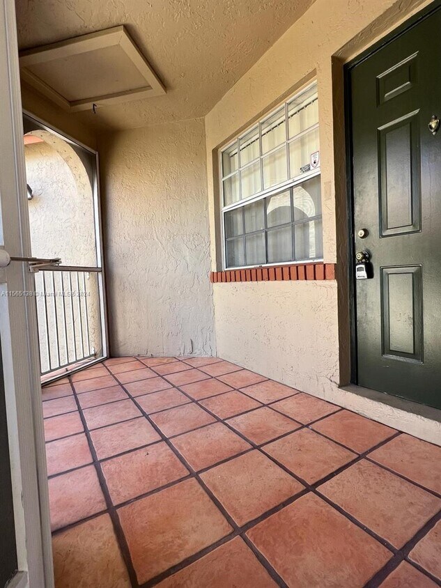 Foto principal - 8713 SW 5th St