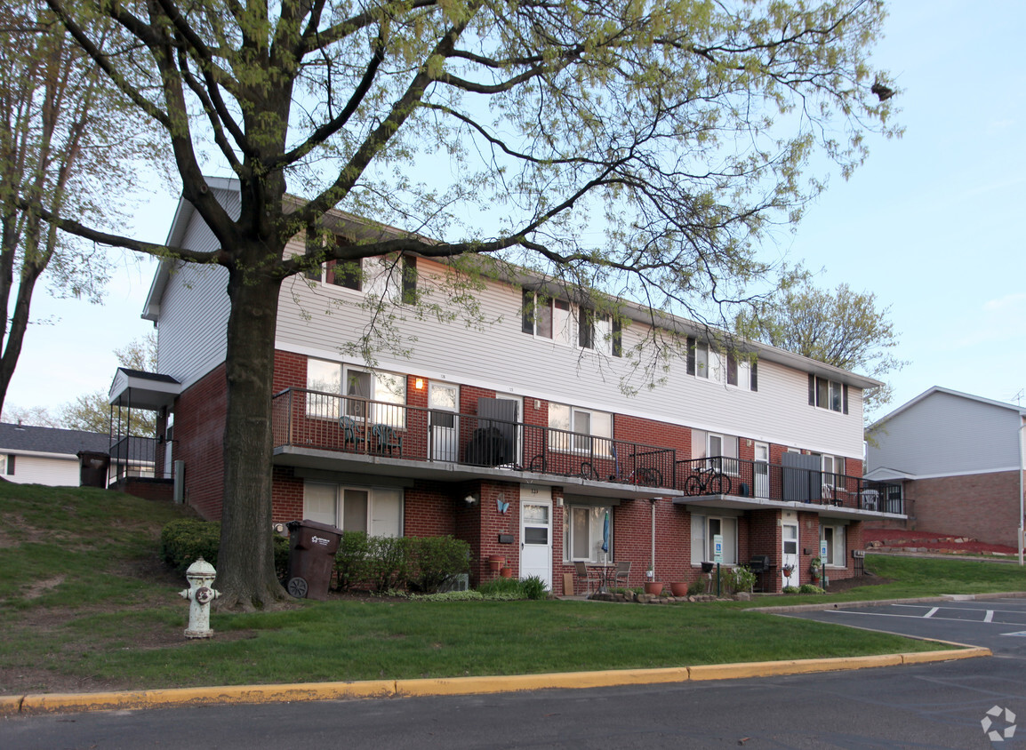 Building Photo - Colonial Hills Apartments