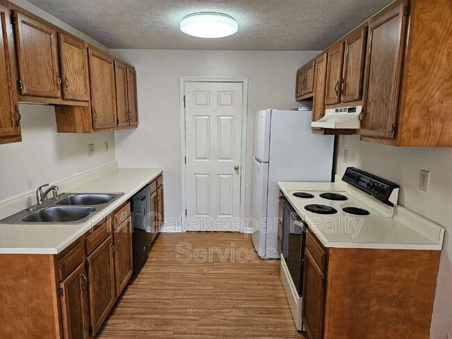 Building Photo - 5385 Camelot Dr