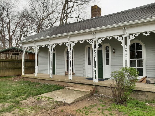 Building Photo - 104 N Cedar St