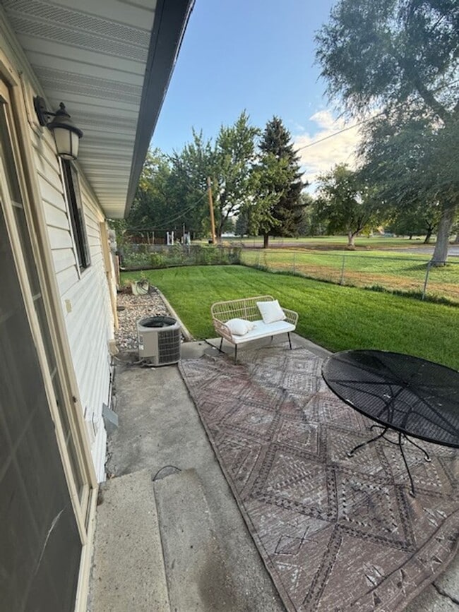 Building Photo - Golden Blvd