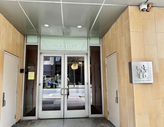 Foto del edificio - Corner Light. City Energy. Zero Compromise.