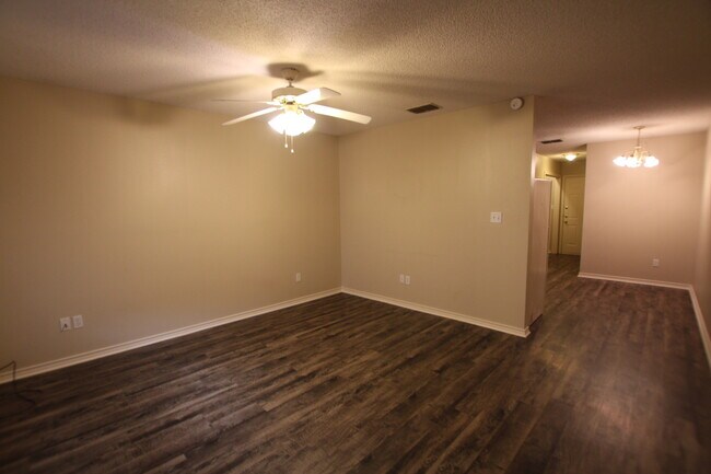 Building Photo - Echo Glen Duplex SERIES 117