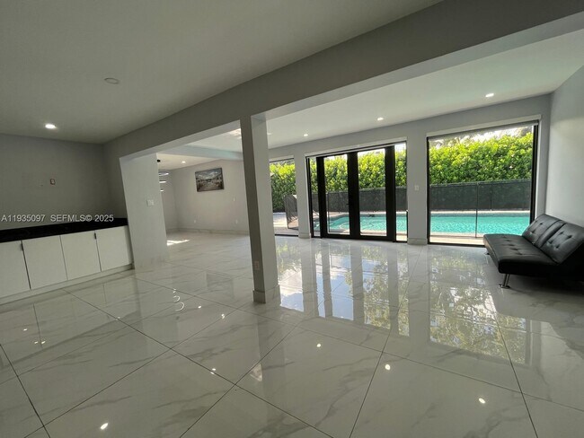 Foto del edificio - 575 NE 179th Dr