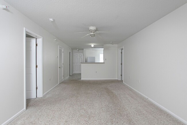 Building Photo - Spacious 3 Bed 3 Bath Apartment near NCSU & Downtown Raleigh! Available August 15th!