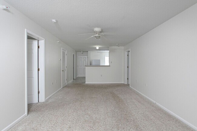 Foto del edificio - Spacious 3 Bed 3 Bath Apartment near NCSU & Downtown Raleigh! Available August 15th!