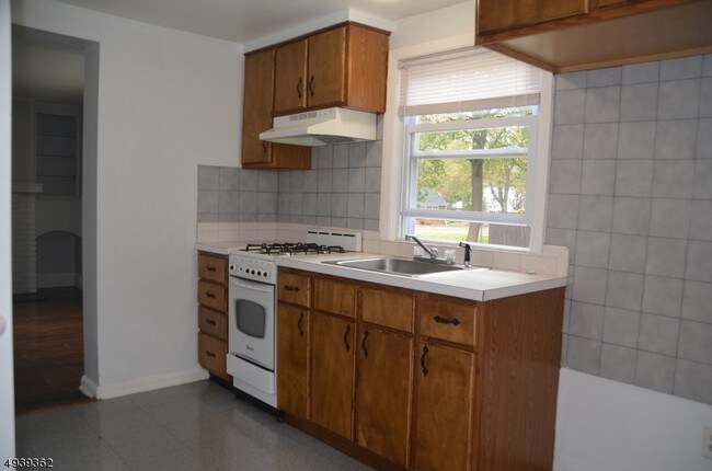 Foto del edificio - 114 Midway Ave