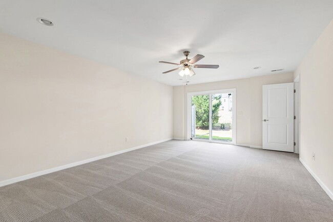 Building Photo - Beautifully Maintained 4BR/3.5BA End-Unit Townhome in Twin Lakes