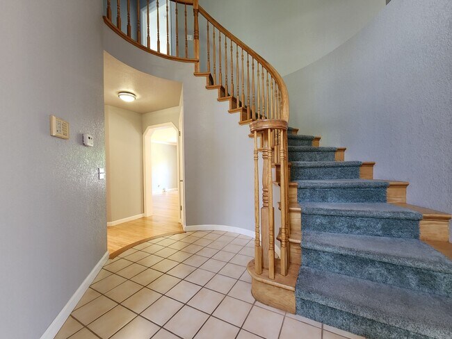 Foto del edificio - Spacious 4 Bed / 3 Bath Windsor Home