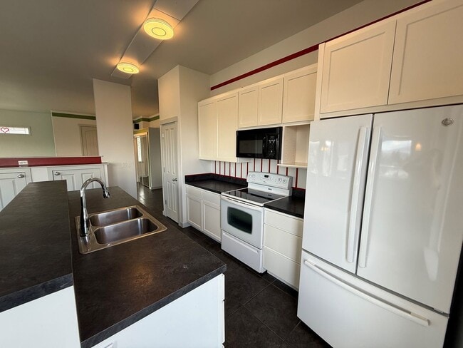 Building Photo - Now renting 3 bedroom House