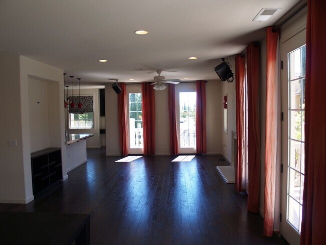 Building Photo - Stunning luxury condo in great Dublin loca...