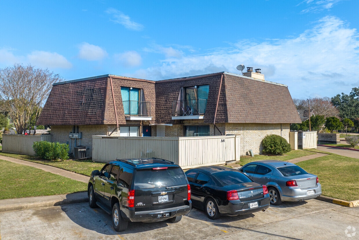 Oak Hollow Condos Apartments in Alvin, TX