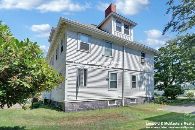 Building Photo - 300 Pleasant St