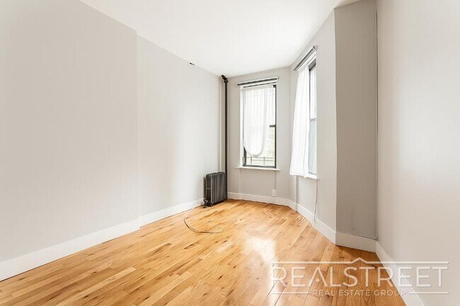 Foto del edificio - 2 Bedroom with Private Backyard right near...