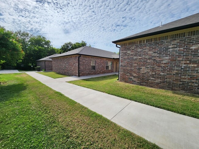 Foto del edificio - 422 E 13th St