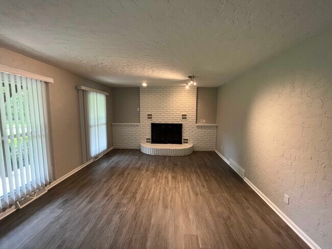 Building Photo - 10 N Strawberry Ln