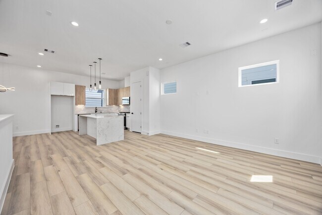 Building Photo - 6735c Peerless St