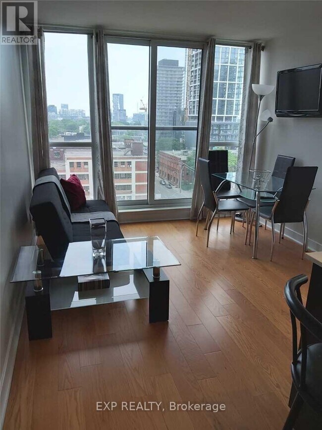 Photo du bâtiment - 320 Richmond St E