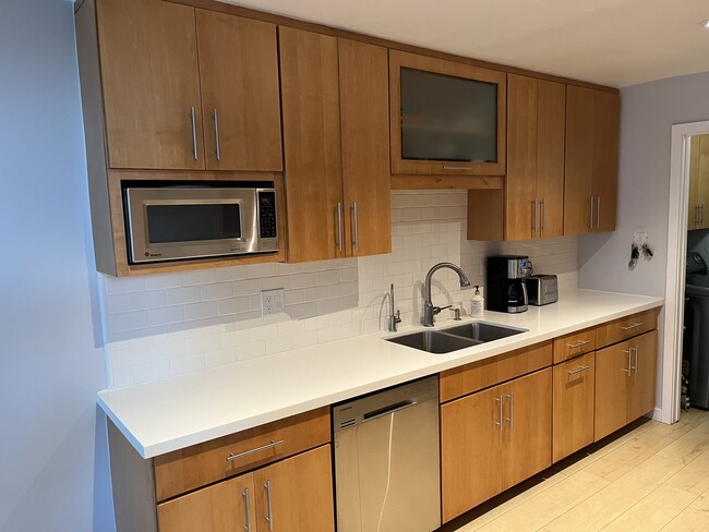 Building Photo - 4753 Camino Del Rey
