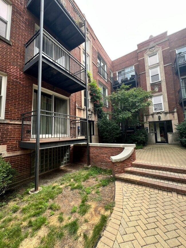 Foto del edificio - 3709 N Kenneth Ave