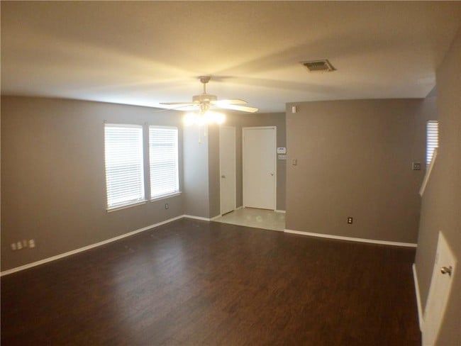 Building Photo - 2301 Kingsway Dr