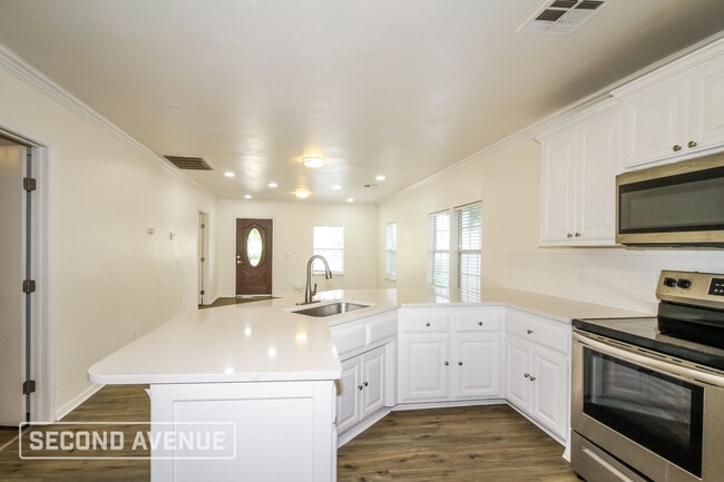 Building Photo - 1521 S Blackwelder Ave