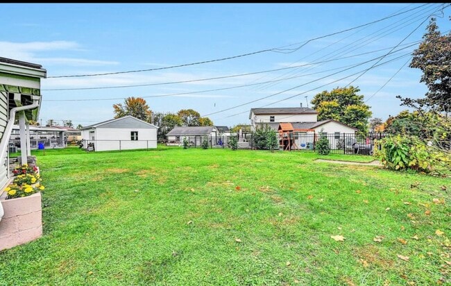 Building Photo - 130 Hull Dr