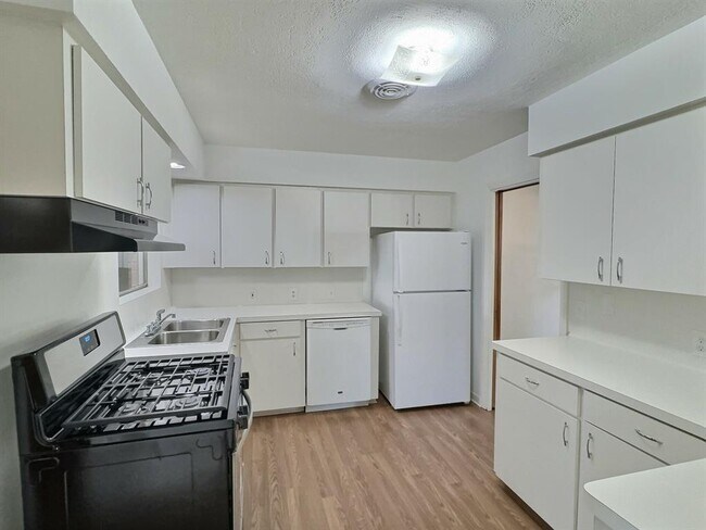 Building Photo - 4715 Libbey Dr