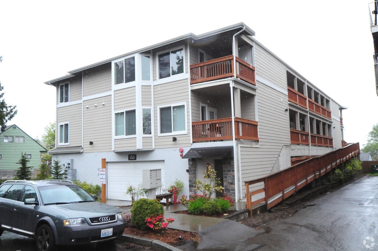 Building Photo - 1521 NE 148th St