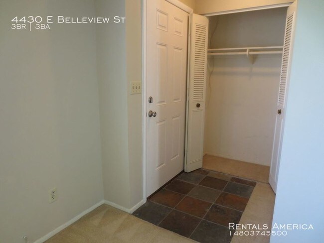 Building Photo - Excellent 3 Bed/3 Bath Phoenix Townhome!