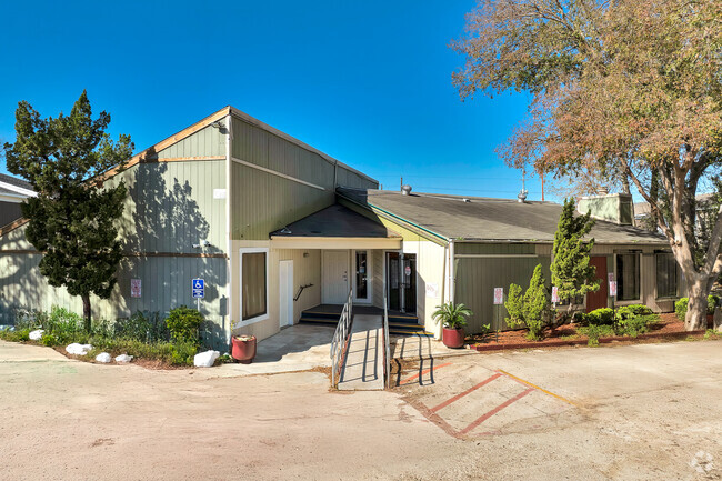 Entrance to Building - Buena Villa Apartmentes