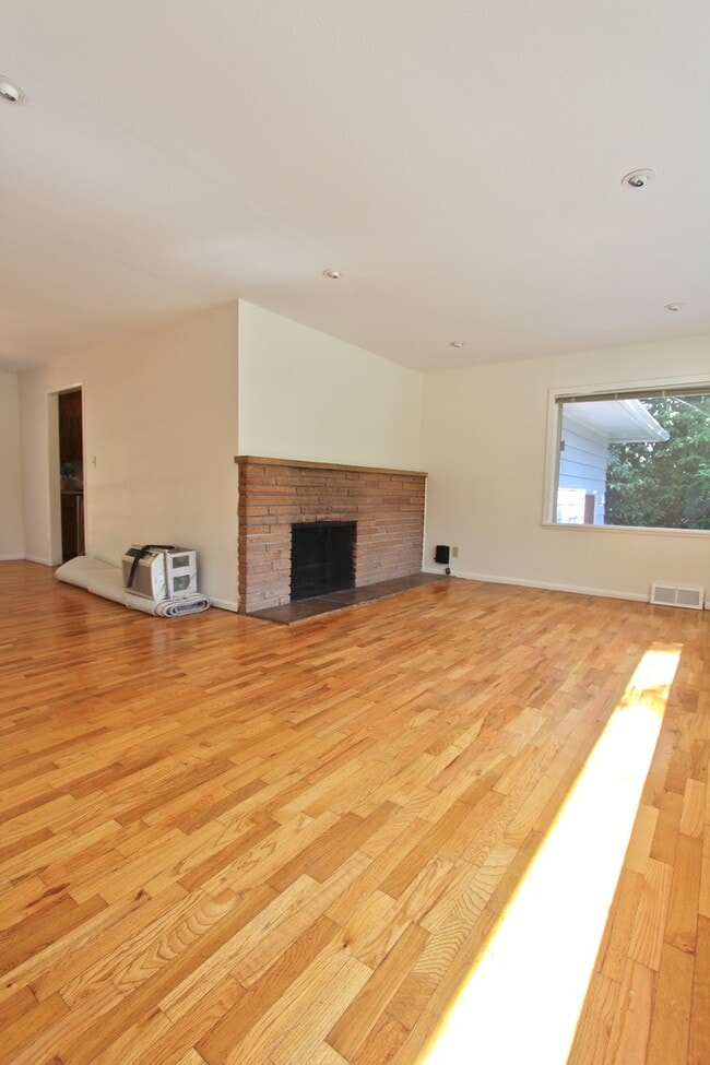 Building Photo - Spacious Wedgewood 3 bed/2 bath with fence...