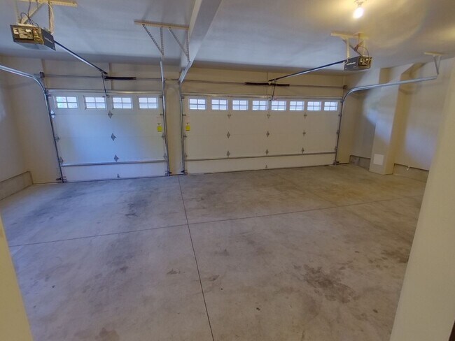 Building Photo - Greek Street Townhomes (335)